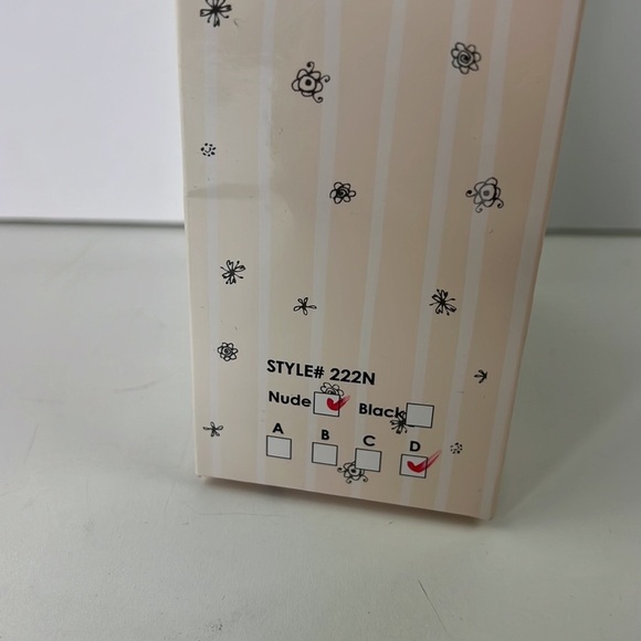 New in Box Breast Lift Adhesive Bra - Picture 3 of 6